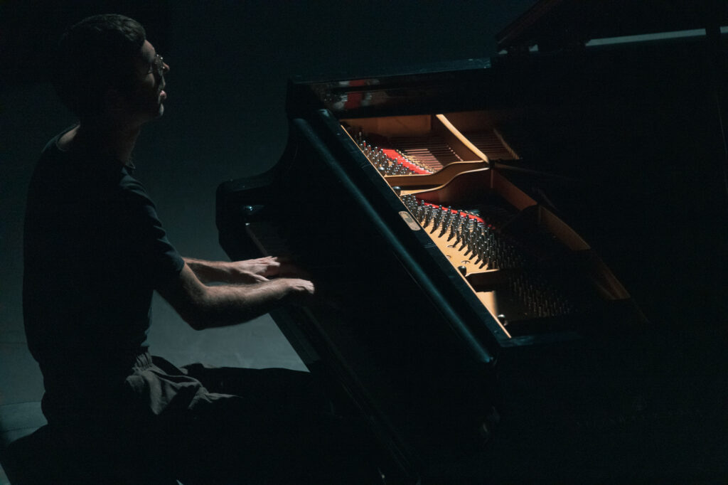 Léo Jassef accompagne Yom au piano pendant leur concert à la Passerelle, scène nationale à Saint Brieuc.