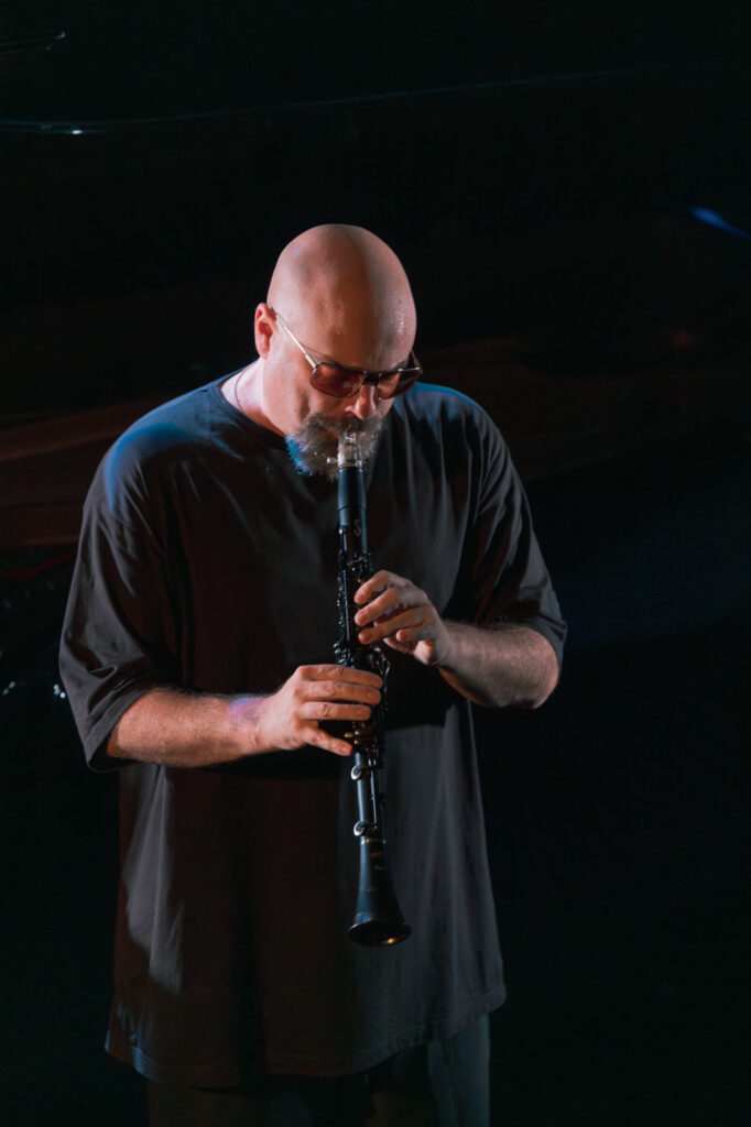 Le clarinettiste Yom, durant son concert à la Passerelle, scène nationale de Saint-Brieuc.