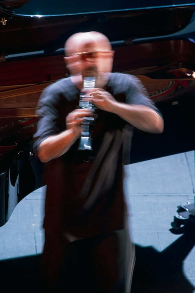 Le clarinettiste Yom, durant son concert à la Passerelle, scène nationale de Saint-Brieuc.